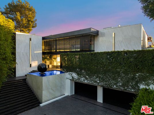 Exterior, Facade, Modern