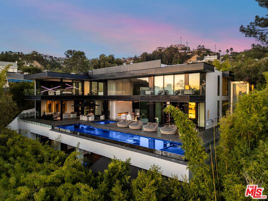 Exterior, Facade, Pool, Modern