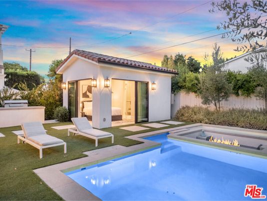 Exterior, Pool