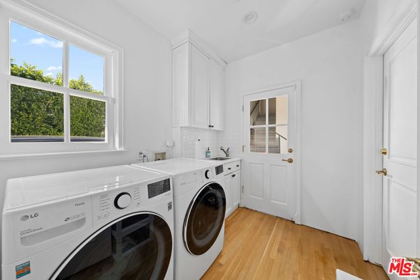 Interior, Washer, Wood Texture Flooring