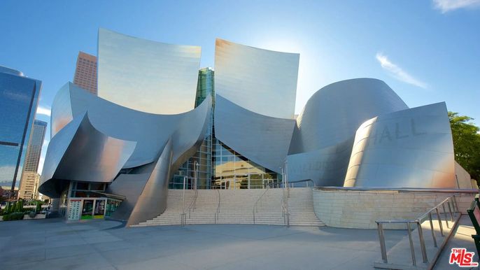 Exterior, Facade, Modern