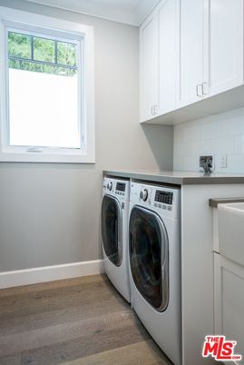 Interior, Washer, Wood Texture Flooring