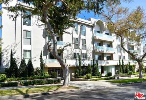Exterior, Facade, Condo Building
