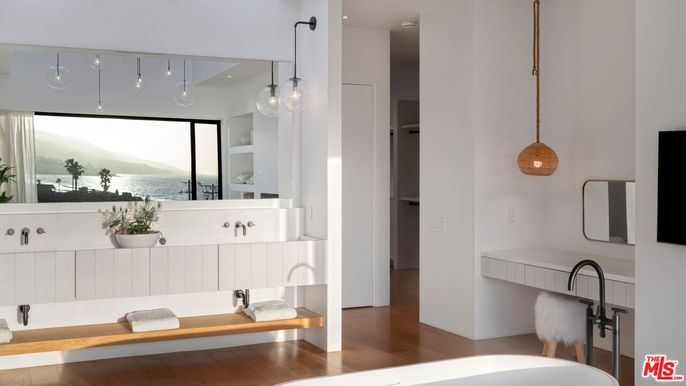 Bathroom, Interior, Pendant Lights, Recessed Lighting, Wood Texture Flooring