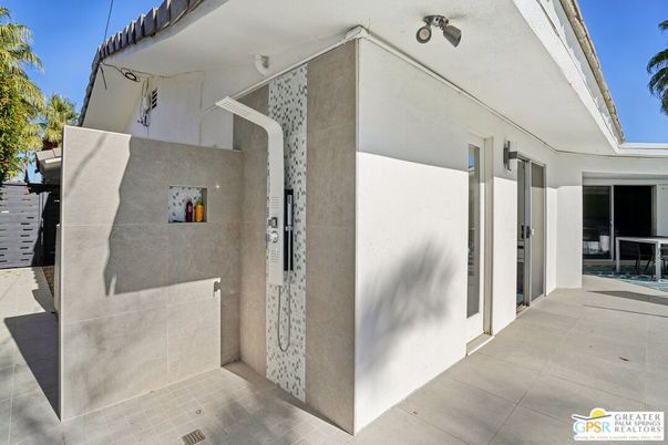 Elevator, Exterior