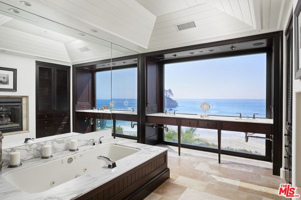 Bathroom, Hot Tub, Interior, Recessed Lighting, Water
