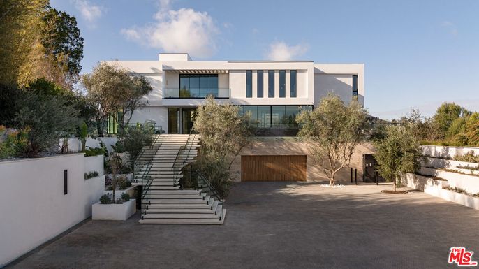 Attached, Exterior, Facade, Modern