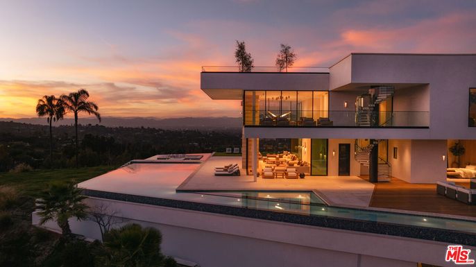 Exterior, Facade, Pool, Modern