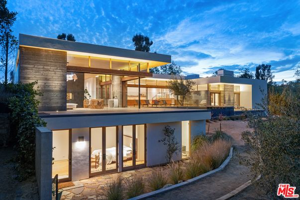 Backyard, Exterior, Facade, Modern