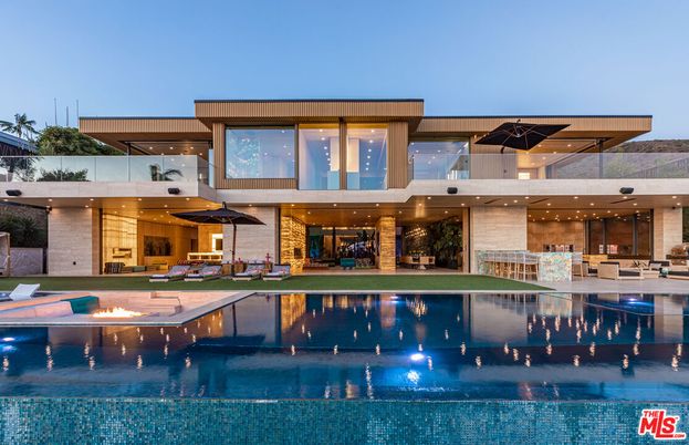 Exterior, Facade, Pool, Modern