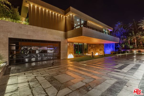 Attached, Exterior, Facade, Modern