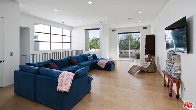 Interior, Living room, Pendant Lights, Recessed Lighting, Wood Texture Flooring