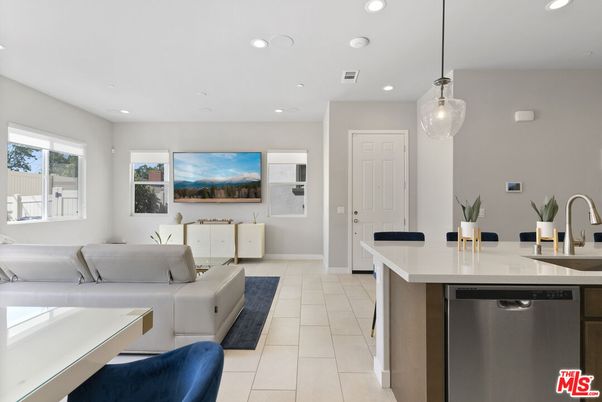 Interior, Kitchen, Living room, Pendant Lights, Recessed Lighting, Stainless Steel Appliances