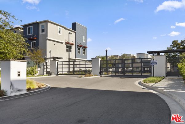Exterior, Facade, Modern