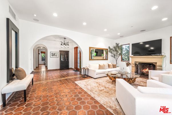 Chandelier, Fireplace, Interior, Living room, Recessed Lighting