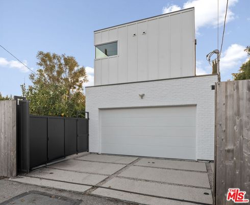 Attached, Exterior, Facade, Modern