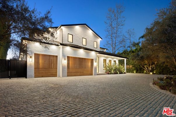 Attached, Exterior, Facade, Farmhouse