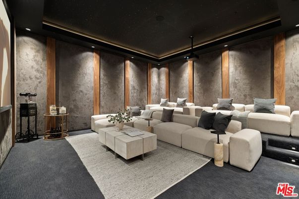 Interior, Projection Screen, Recessed Lighting, Theatre Room