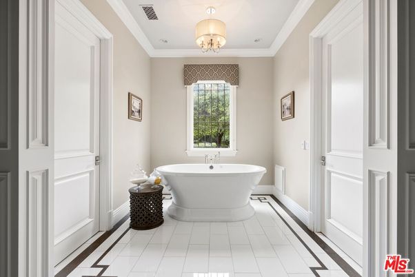 Bathroom, Chandelier, Free Standing Baths, Interior, Recessed Lighting