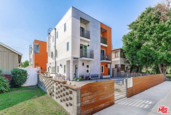 Exterior, Facade, Modern
