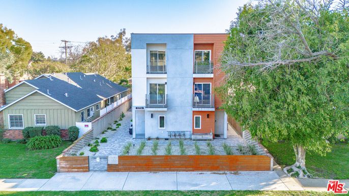 Attached, Backyard, Exterior, Facade, Modern