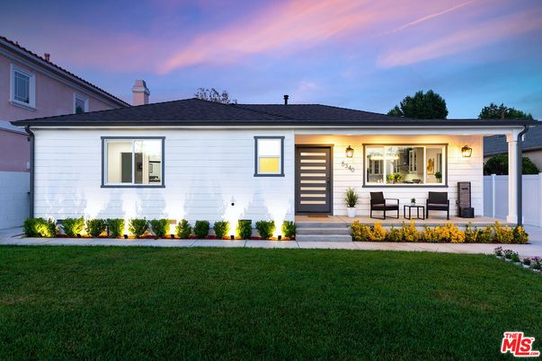 Backyard, Exterior, Facade, Ranch