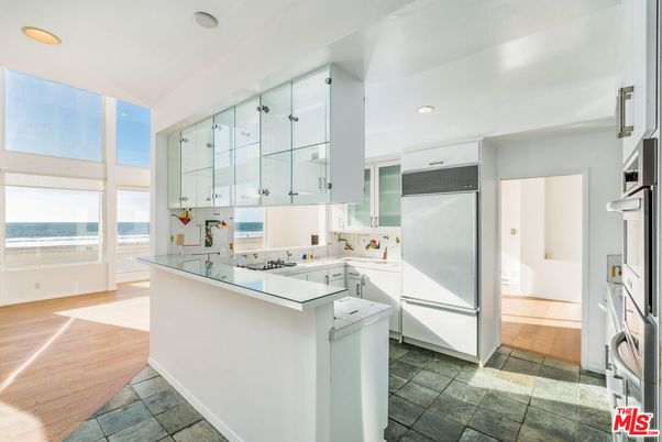 Interior, Kitchen, Recessed Lighting, Water, Wood Texture Flooring