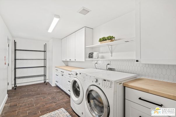 Interior, Washer, Wood Texture Flooring