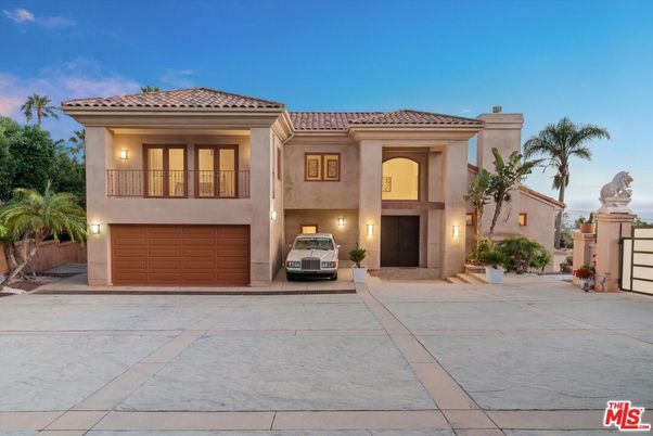 Attached, Exterior, Facade, Mediterranean