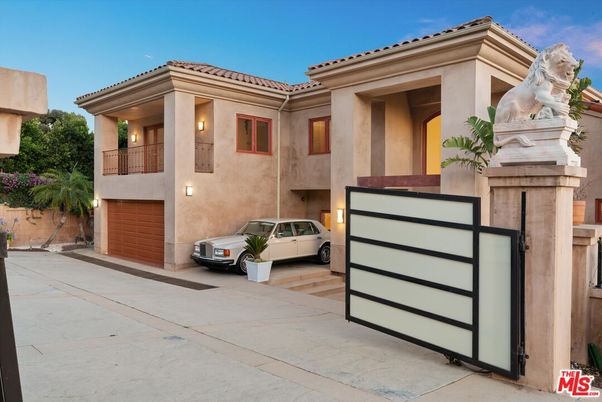 Attached, Exterior, Facade, Mediterranean
