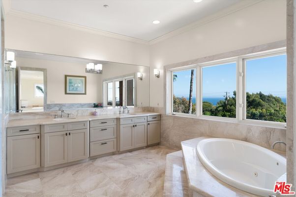 Bathroom, Dual Sink Vanities, Interior, Recessed Lighting, Water