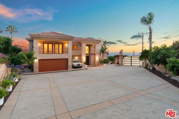 Attached, Exterior, Facade, Mediterranean