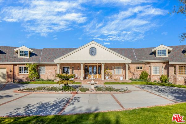 Exterior, Facade, Brick Facade, Cape Cod
