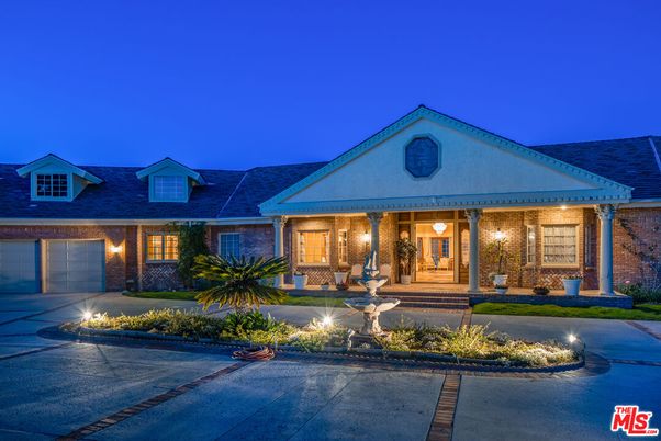 Attached, Exterior, Facade, Ranch