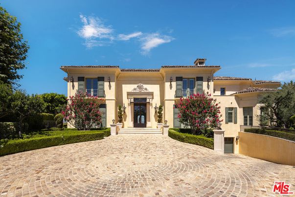 Exterior, Facade, Mediterranean