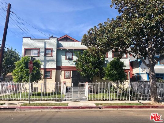 Exterior, Facade, Rowhouse