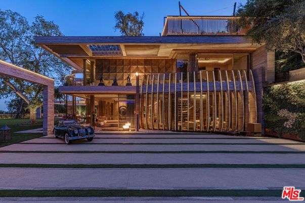 Exterior, Facade, Modern
