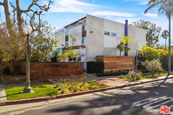 Exterior, Facade, Modern