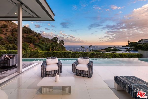 Exterior, Pool, Water