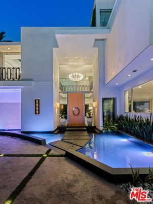 Exterior, Facade, Pool, Modern