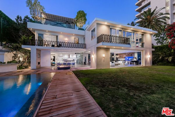 Backyard, Exterior, Facade, Pool, Modern