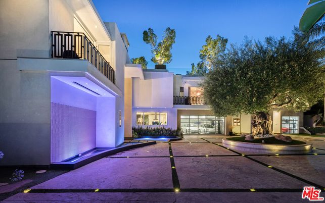 Attached, Exterior, Facade, Modern