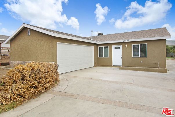 Attached, Exterior, Facade, Ranch
