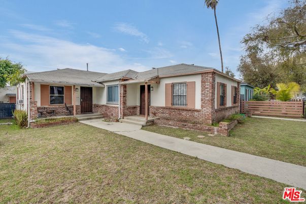 Backyard, Exterior, Facade, Brick Facade, Ranch