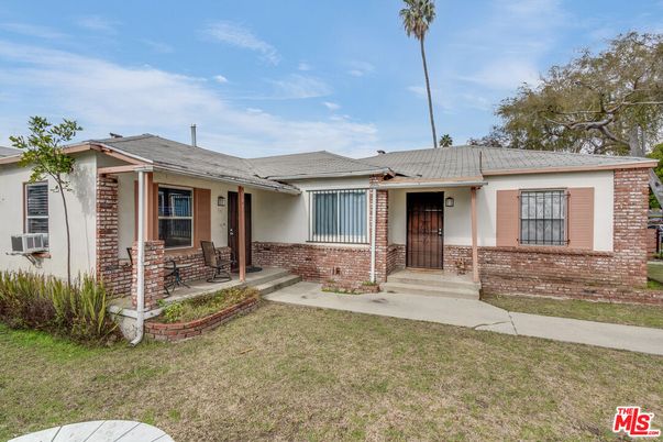 Backyard, Exterior, Facade, Brick Facade, Ranch