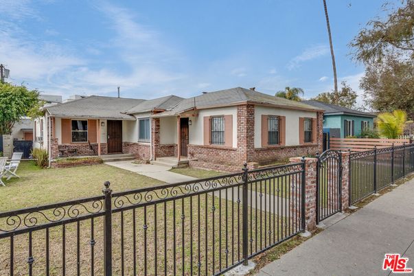 Backyard, Exterior, Facade, Brick Facade, Ranch