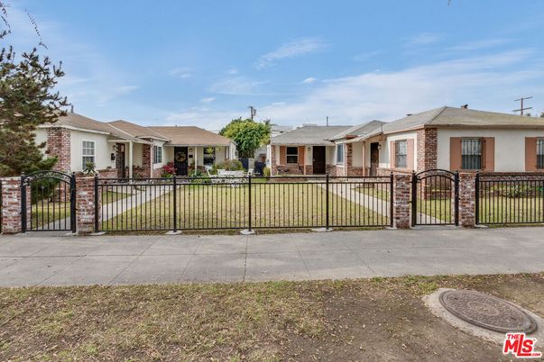 Backyard, Exterior, Facade, Brick Facade, Ranch