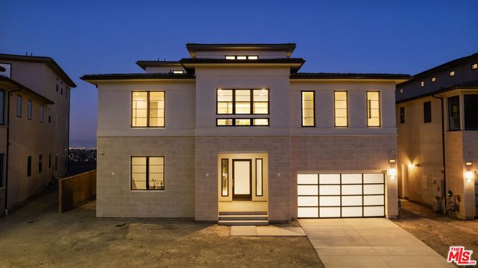Attached, Exterior, Facade, Modern