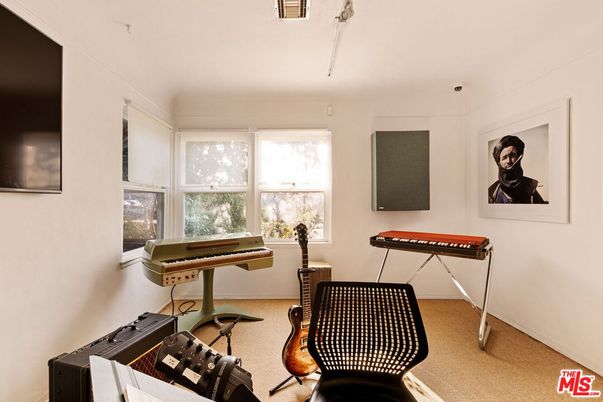 Interior, Piano