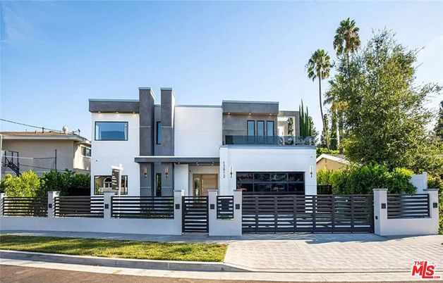 Attached, Exterior, Facade, Modern